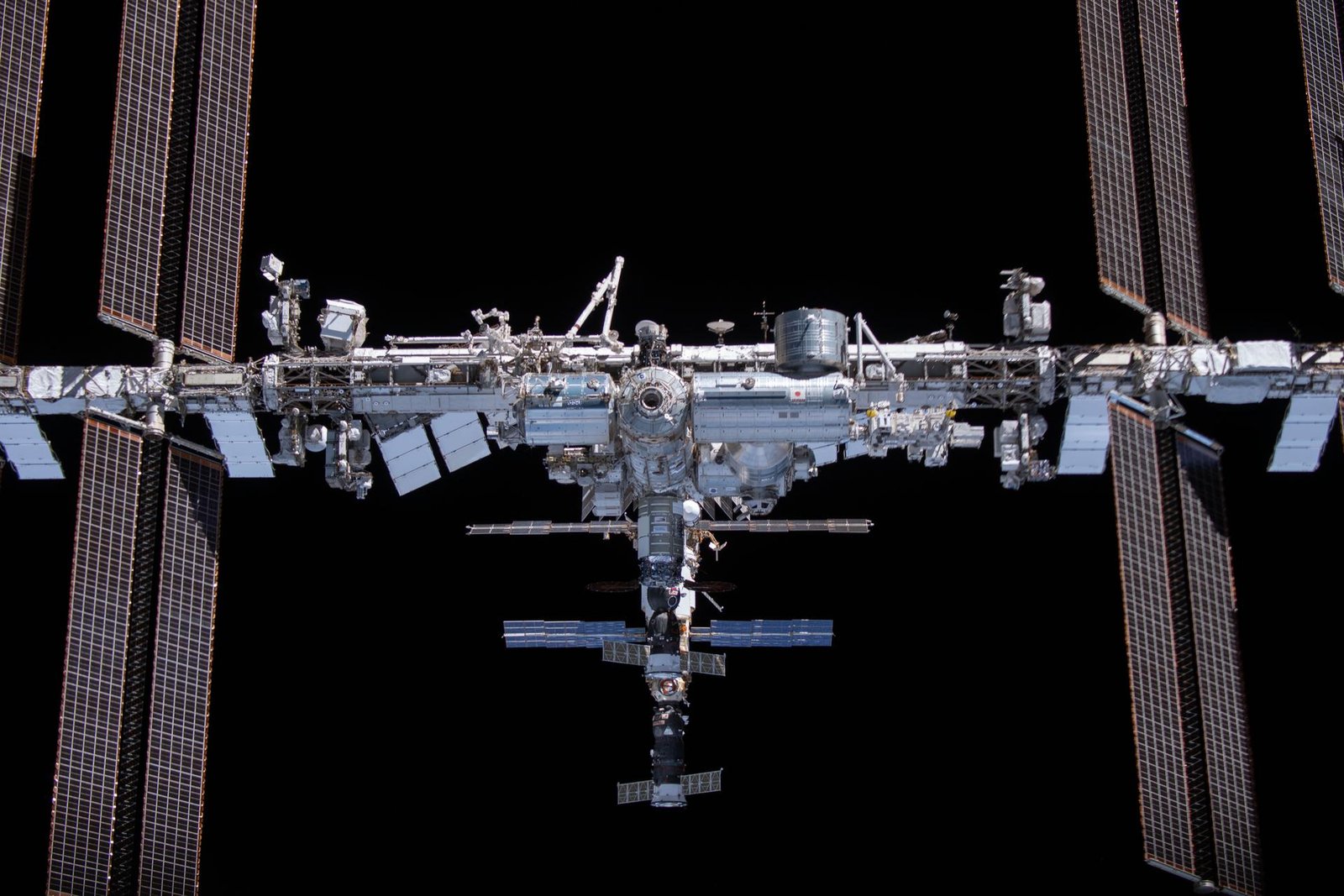 Az Aurora-1 űrhajó a világűrben (NASA fotó alapján)