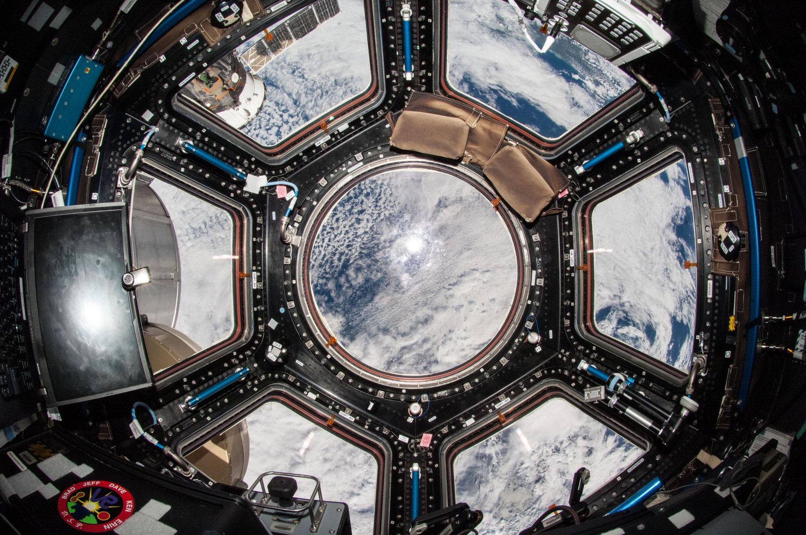 Hétablakos panorámakupola a Föld fölött (NASA)